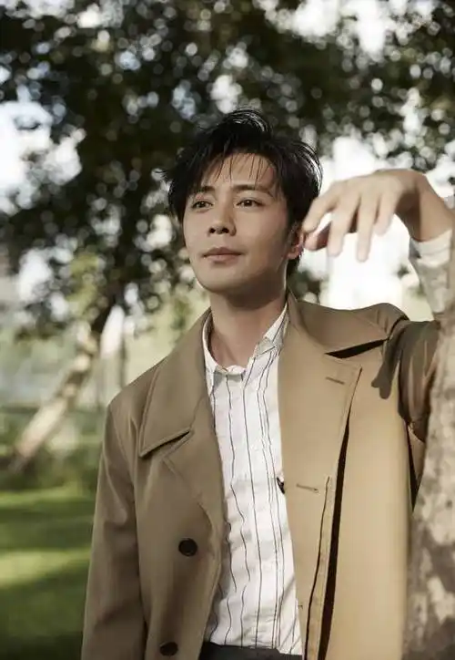 "新咆哮帝"王钧赫写真曝光 绅雅气质自带星空眼