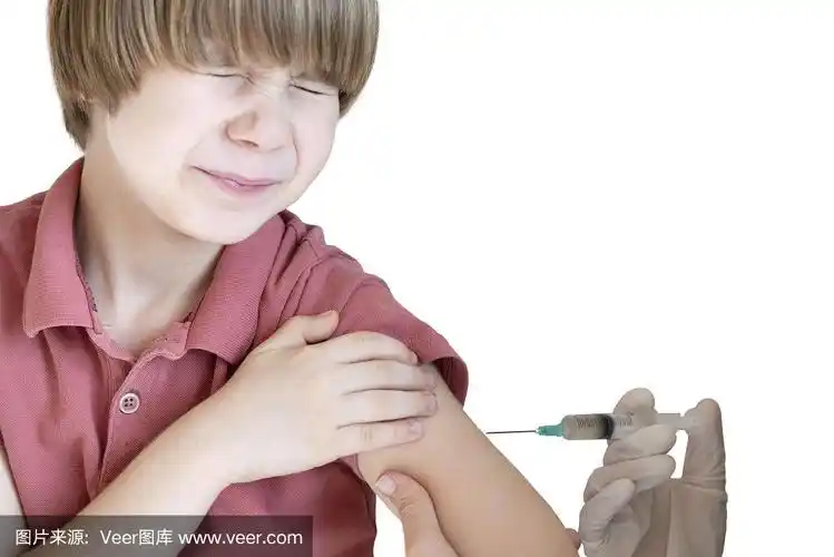 哭泣的男孩正在打针