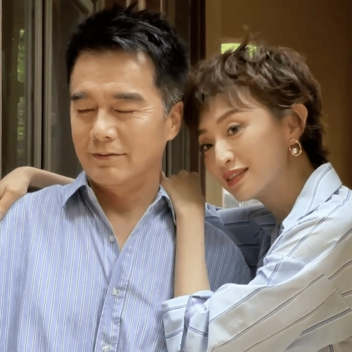 59岁许亚军与四婚妻子秀恩爱,留言处满是前任何晴的名字_张澍_生活