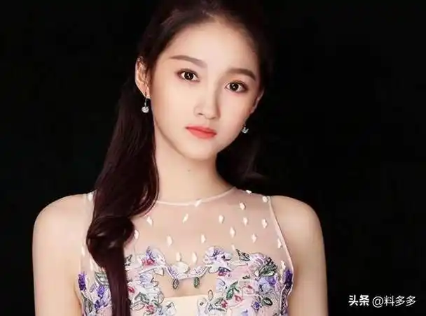 因为关晓彤的一家都是做文艺工作的,关晓彤的爷爷的身份更是强大,因为