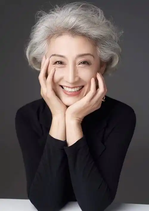 这是我见过最体面的65岁奶奶:白发微卷,仪态端庄,真正优雅老去_外表