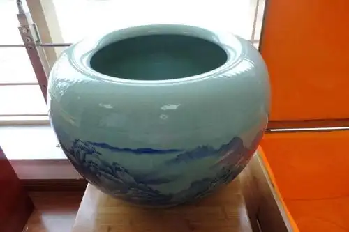 青瓷大画缸拍卖公告