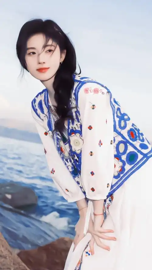 鞠婧祎《千香》路透,轻松hold住荧光色服饰,眼妆却依旧一成不变_腾讯