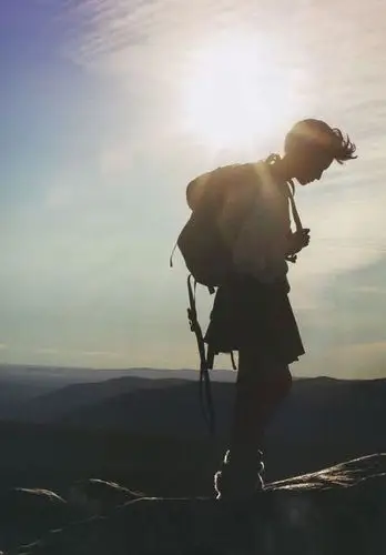 求一个人走在旅行路上的图片 是个男的 背着个旅行包 走在一条长长的