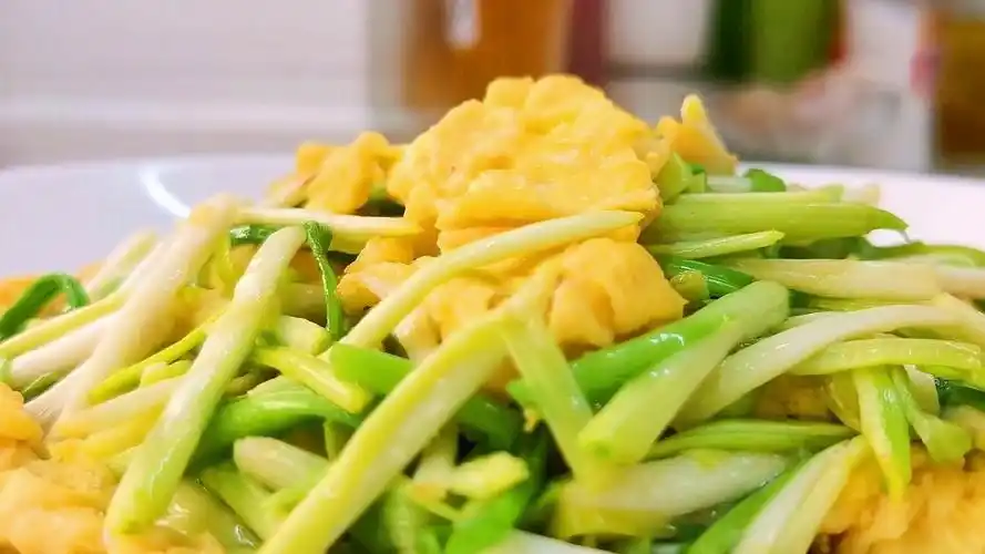 蒜苗炒鸡蛋这样做才对蒜苗鲜嫩不出水最简单美味的家常菜