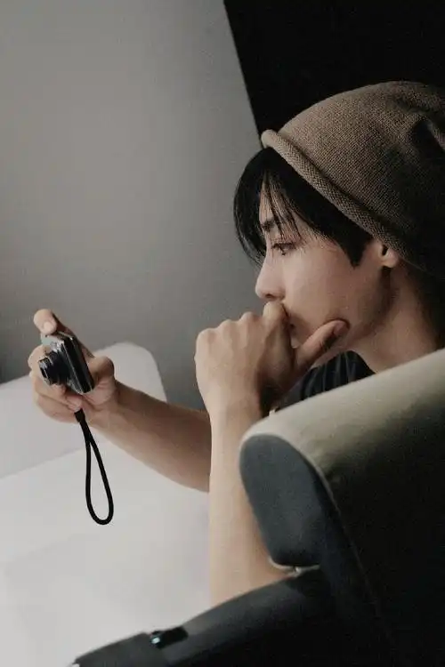 侯明昊冷帽自拍