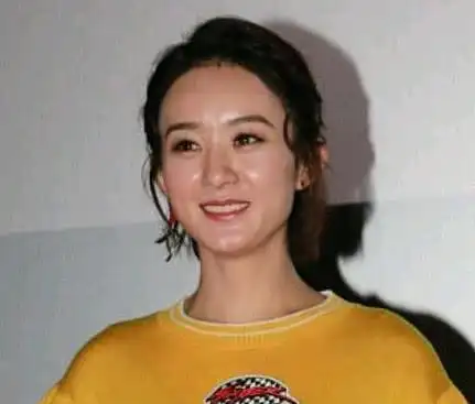 原创赵丽颖昔日活动照片曝光瘦成纸片人因皮肤太黄全身涂满粉