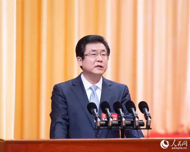 福建省人民政府代省长赵龙代表省政府向大会作政府工作报告.