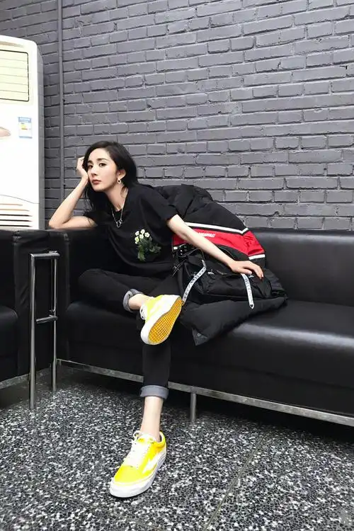 杨幂最新街拍出炉 黑色休闲展现独特魅力