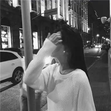 女生高冷黑白孤独头像你的心里没有我的位置