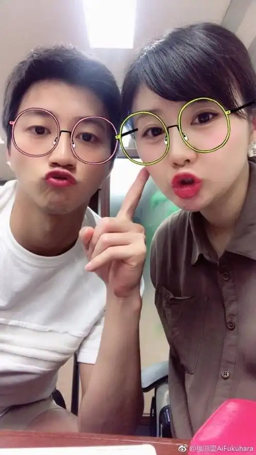 准妈妈福原爱与老公卖萌合影 大眼肤白少女感十足