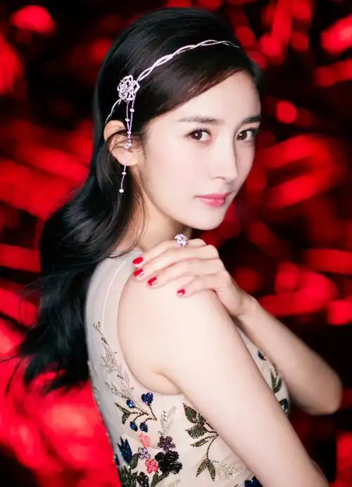 杨幂 一袭拖地仙裙 满载鲜花 美美哒大幂幂