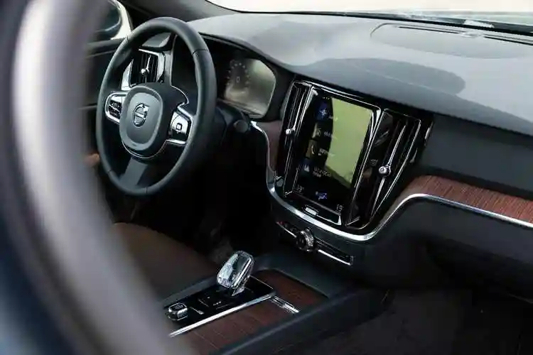 北欧豪华的性能一面赛道试驾沃尔沃新款s60