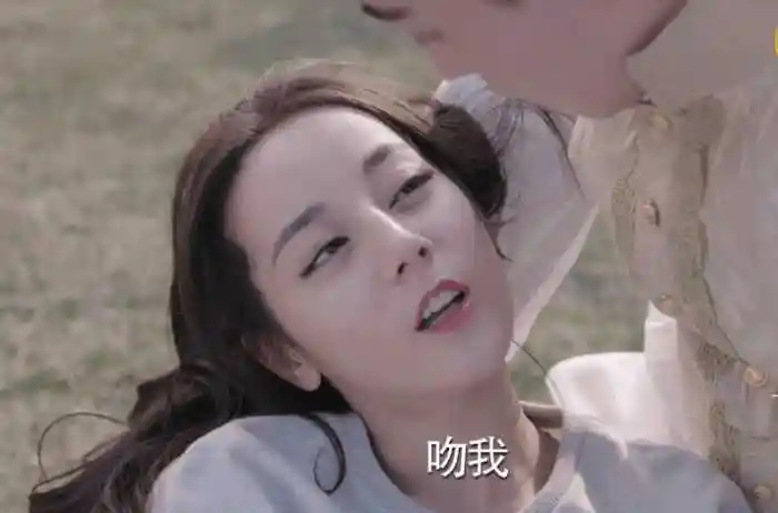 邓伦迪丽热巴深情热吻 这波狗粮撒的我都撑了