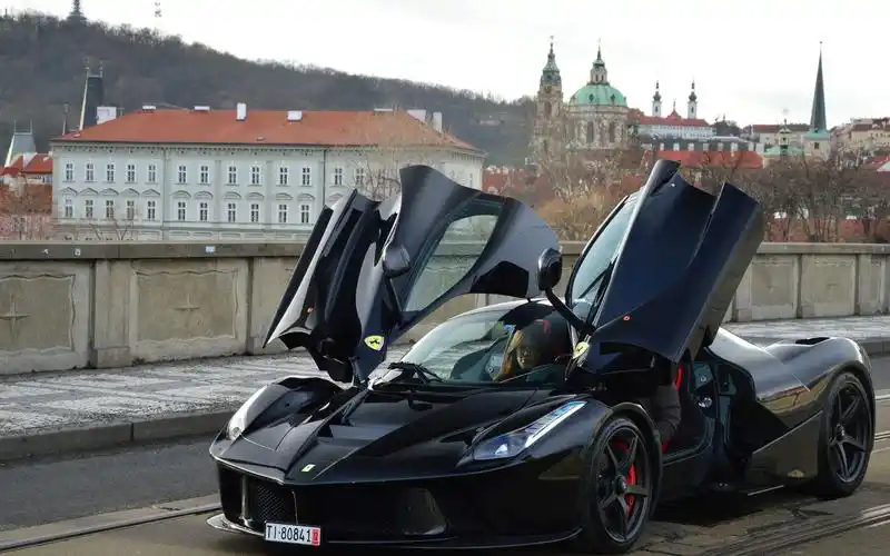 黑夜幽灵法拉利laferrai无与伦比的v12帅炸