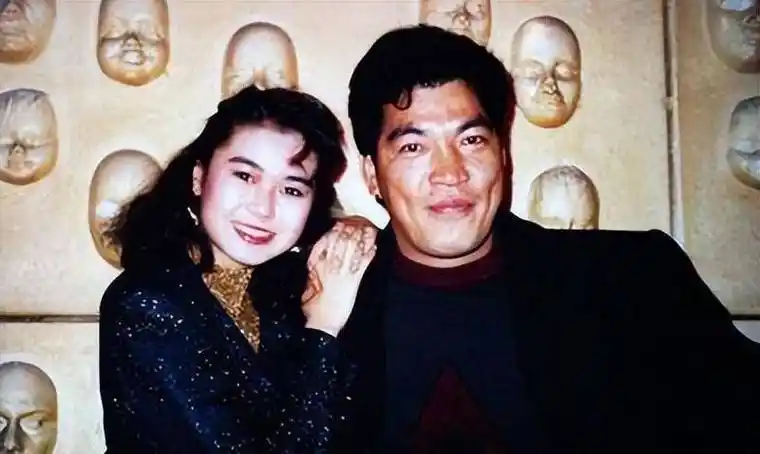 他小学文化却有2房妻,浪子回头讲义气,资产千万身后事令人唏嘘_成奎安