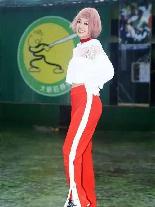 一条大红色运动裤十分醒目,开叉设计也十分时尚,脚上搭配一双灰色运动