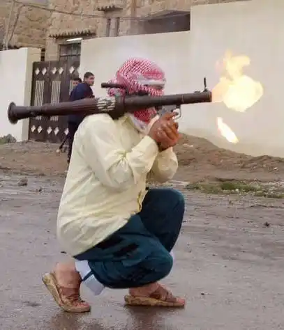 资料图片:伊北部城市摩苏尔一名反美武装人员使用肩扛式火箭筒射击.