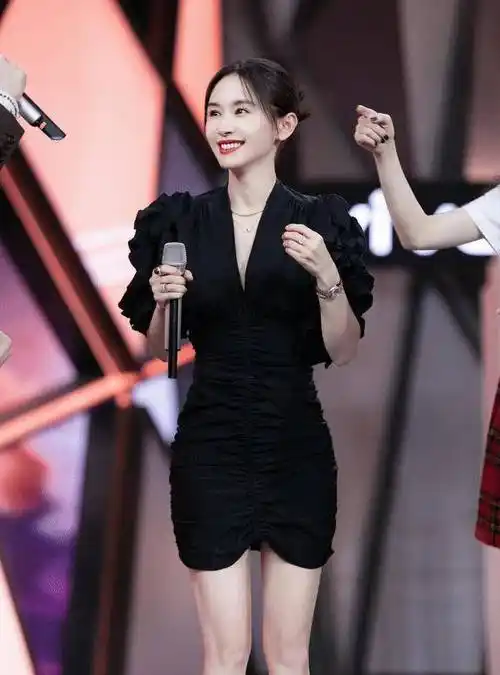 王子文真懂自己身材优势穿裸色v领连衣裙穿出1米7即视感