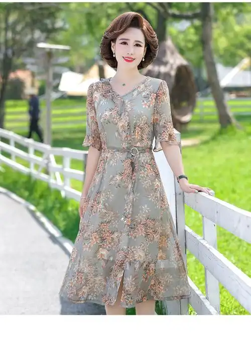 50岁左右的高档女夏装连衣裙年轻妈妈碎花高贵中老年短袖雪纺裙子气质
