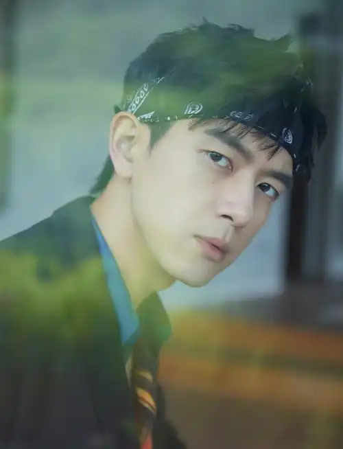 脸又小了一圈,腰也好细,是不是在偷偷的卷你老婆#演员李现  #李现