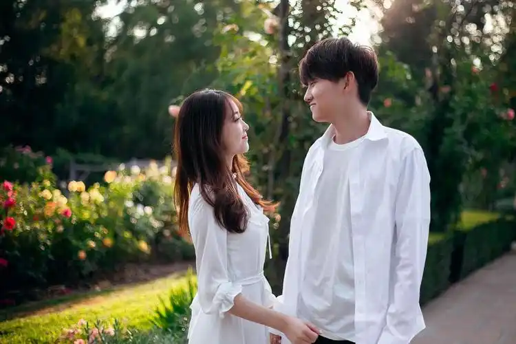 拍照尴尬放不开我来教你怎么拍好情侣合照