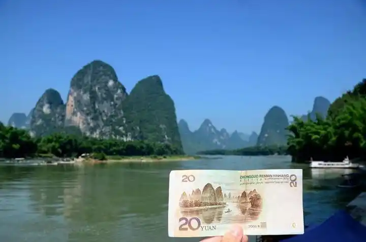 过桥转个弯著名的二十元人民币风景黄布倒影就这样不经意地跳入眼帘