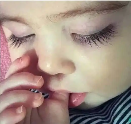 偷偷告诉你,孕期坚持做这件事,宝宝出生后皮肤白,大眼睛双眼皮