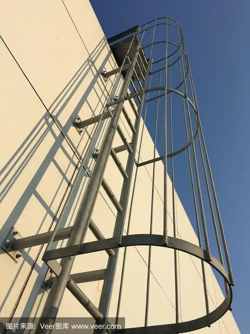 爬上屋顶上的梯子