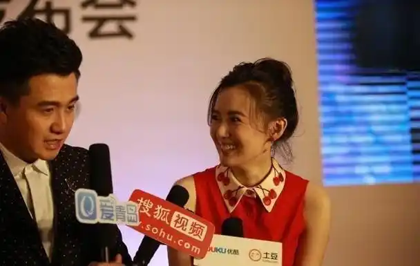 江铠同与前男友同台穿红裙娇俏可人忍不住偷瞄翟天临