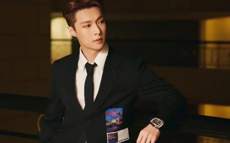 张艺兴啊啊啊啊啊啊一大早就看到这么帅的一张脸我还要怎么睡回笼觉