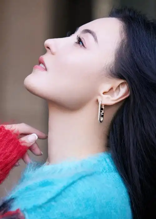 张柏芝最新撞色穿搭 (6).jpg