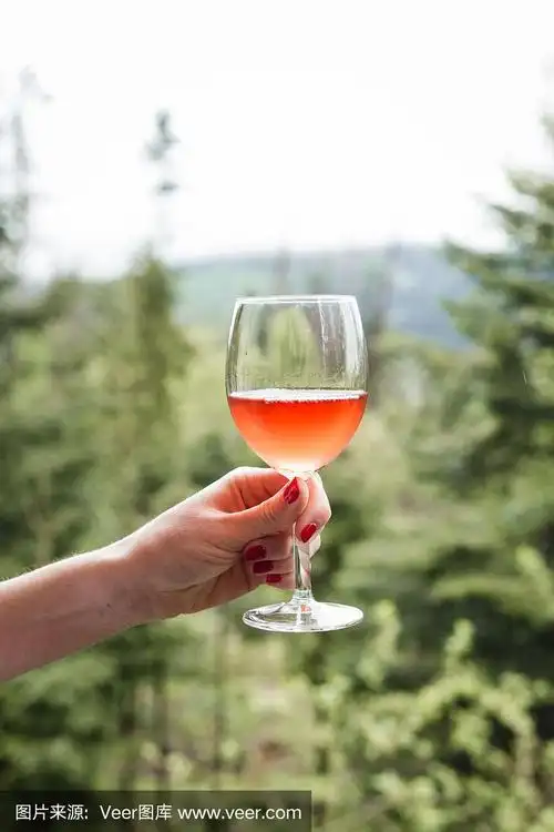 手拿粉红葡萄酒的侍酒师