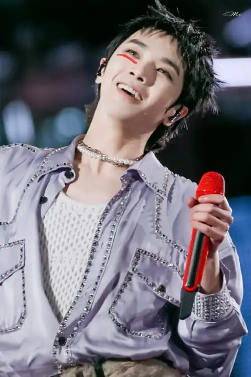 华晨宇在开火星演唱会吧#2021,新年快乐@华晨宇yu#湖南卫视跨年演唱