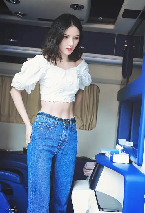 张予曦身材姣好颜值高,这马甲线我酸了_上衣_牛仔裤_张馨予