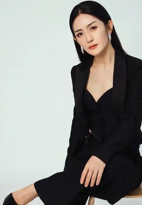 谢娜造型清爽干练 穿黑西装小秀蛮腰身材好