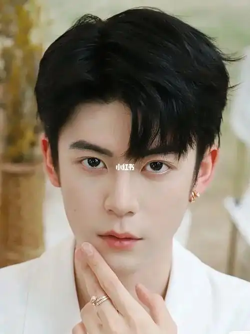 男生发型三七分推荐