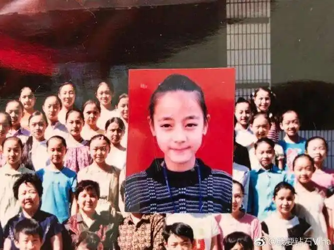 有网友晒出了一组迪丽热巴小学时的证件照,照片中的迪丽热巴梳起头发