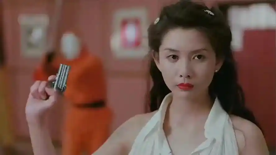 邱淑贞计算好角度和距离,朝天花板开一枪,子弹成功射穿杀手脑袋