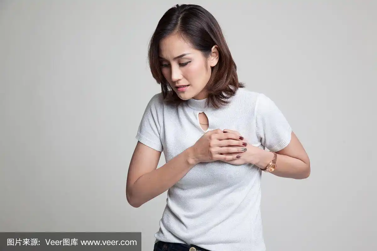 一个年轻的亚洲女人胸口痛.