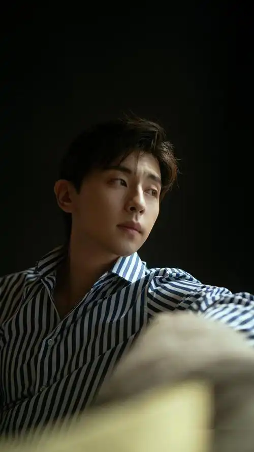 演员邓伦,儒雅绅士,帅气英俊,来看帅照