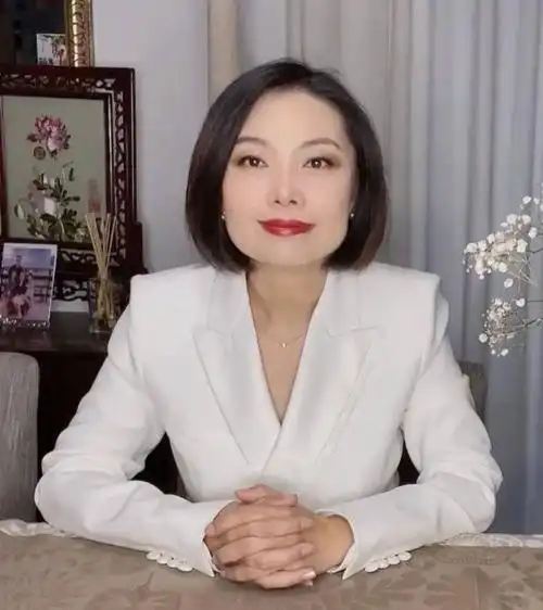 45岁,我终于掏心掏肺地明白:"三十几,来得及!"_卢璐