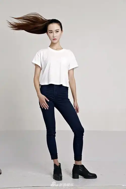 演员冯齐白色t恤尽显简约风