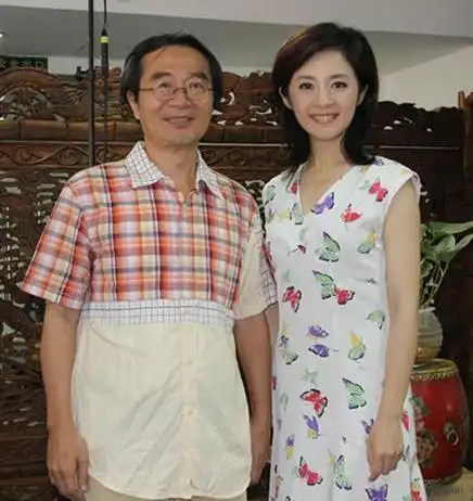 不仅如此,许戈辉与丁健前妻的孩子相处也十分融洽,两个孩子还亲切地