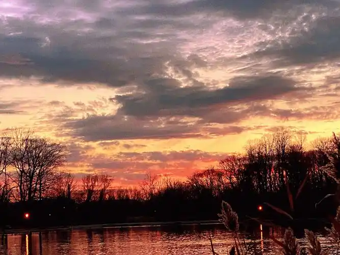 夕阳下的晚霞总是那么美好,令人陶醉,令人痴迷.