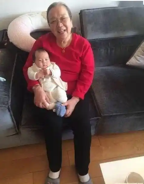 原创李明启白发苍苍参加会议83岁这状态还很好而且素颜看着舒服