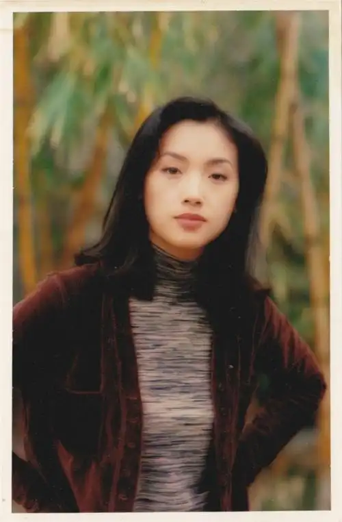 吴倩莲的童年几乎没有一张像样的照片,原因只是母亲怕她长大后看到