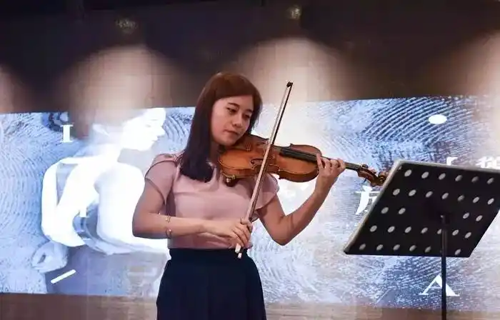 她被马友友盛赞在世界级音乐圣殿举行个人音乐会她是小提琴家王佳稚回