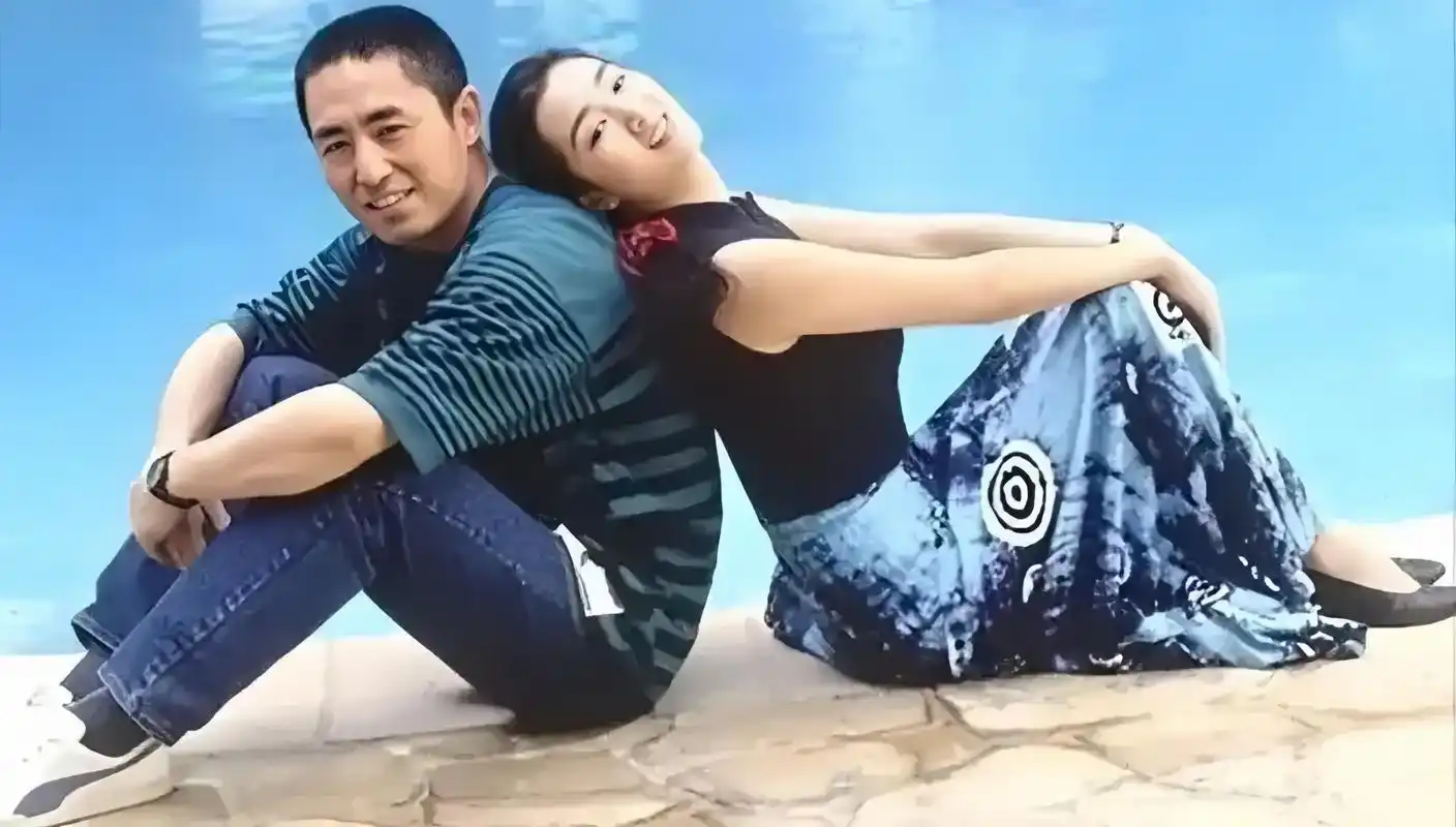 一组张艺谋和巩俐的合影照,那时她们应该处于热恋中吧!