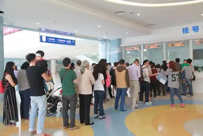 门诊排队现场.jpg